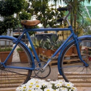 Bicicleta antiga que precisa de renovação